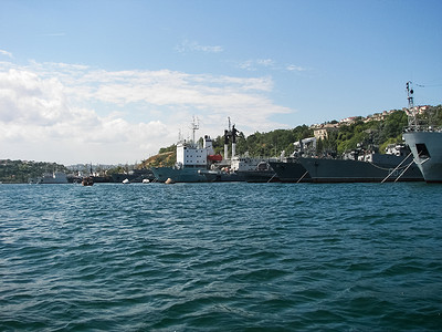 俄罗斯黑海舰队的舰艇在塞瓦斯托波尔庆祝俄罗斯海军日。
