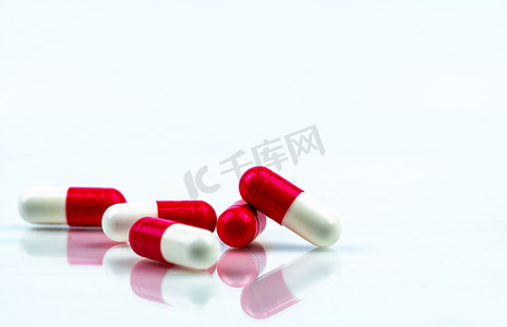 禁忌症摄影照片_孤立在白色背景上的红白色胶囊药丸。