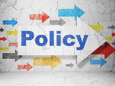 保险概念： 与政策的箭头在垃圾墙背景