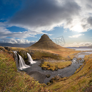冰岛的 Kirkjufell Kirkjufellsfoss 瀑布和阳光明媚的名山