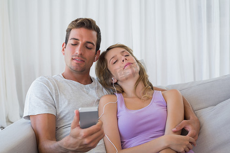 夫妇用手机听音乐