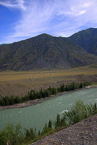 打扫卡通摄影照片_绿松石色的 Katun 河流经山脚下的山谷。