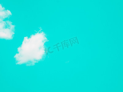 淡色国风水墨背景摄影照片_在青色淡色天空的抽象云彩