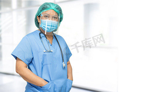 护士戴口罩摄影照片_亚洲医生戴着面罩和个人防护装备，适合新常态，检查患者保护安全感染Covid-19冠状病毒在检疫护理医院病房的爆发。