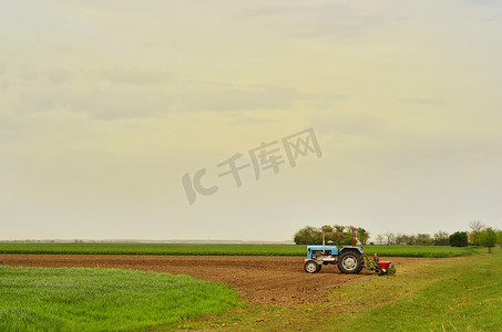 农田农业 Landsc 中带播种机械的拖拉机
