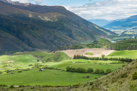 从皇后镇附近的 Crown Range Road Scenic Lookout Point 欣赏阳光谷