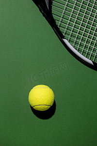 大满贯摄影照片_带球拍的顶视图网球。