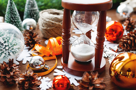 圣诞节和新年背景，木制背景上有礼物、丝带、球和不同的黄色和金色装饰。