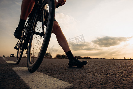 长途骑行后运动员在自行车上放松