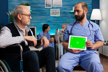 助理护理人员手持带有独立显示屏的模拟绿屏色度键平板电脑