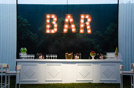 酒吧是一个开放的标志，木制酒吧为婚礼漆成白色，装饰的概念