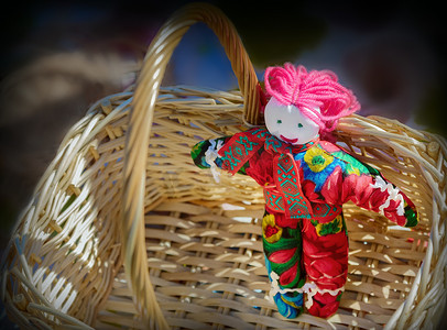 针线活：柳条筐里的布娃娃。