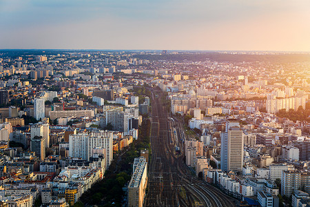 从上面俯瞰巴黎天际线。