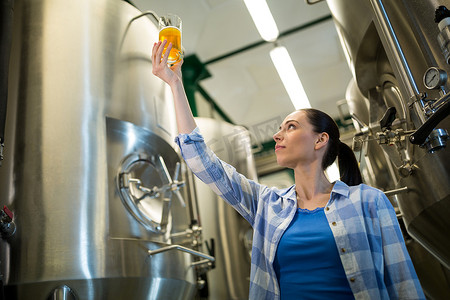 波浪状师摄影照片_测试啤酒的女性酿酒师