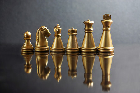 堆叠棋子、国王、王后、骑士、城堡、主教和棋子或黑色背景上带有反射玻璃的棋子