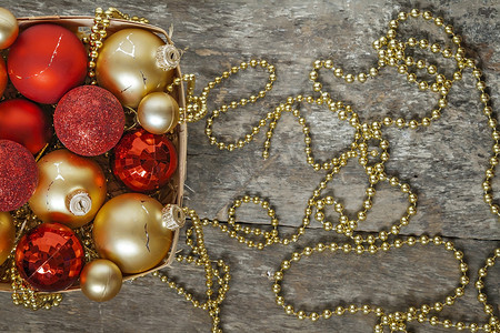 圣诞球红色和金色，珠子躺在木篮顶部 v