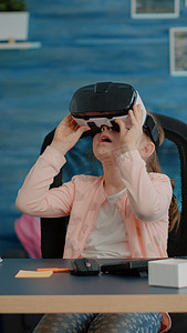 小孩子戴着 VR 眼镜学习作业和在线课程