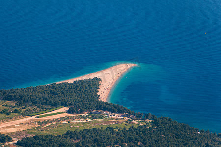 Zlatni Rat（金角或金角）著名的绿松石海滩位于克罗地亚达尔马提亚布拉克岛的波尔镇。