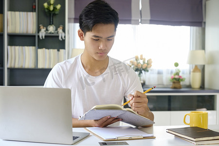 年轻人在家工作和学习。