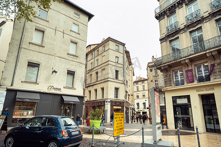法国阿维尼翁 — 2019年4月6日：阿维尼翁市中心的老城街和游客