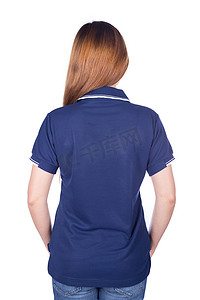 穿着蓝色 Polo 衫的女人，被白色背景隔离（背面）
