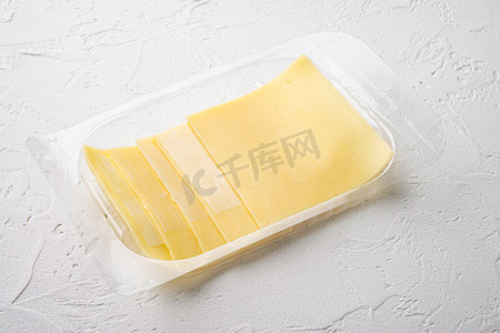 白石背景中，塑料包装中切片美味的伊丹奶酪