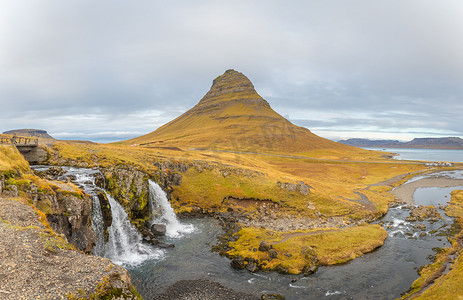 Kirkjufell 在冰岛 Kirkjufellsfoss 瀑布全景瀑布和名山