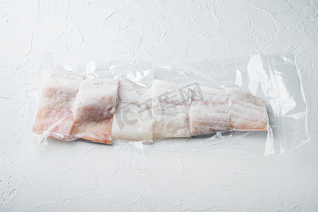 真空包装中去皮的黑线鳕鱼，白色背景，带有文本复制空间