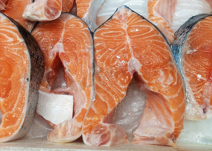 冰店柜台上的新鲜鲑鱼红鱼牛排