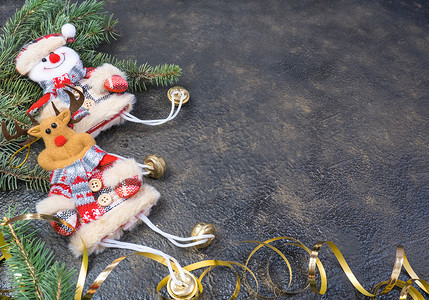 冷杉树枝、金丝带、黑色牛皮纸礼品盒的圣诞组合物，带有金色浮雕背景和文字位置。
