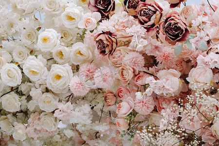 婚礼花的特写镜头。粉红色和白色玫瑰的背景