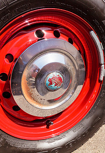 红色车展摄影照片_红色 1957 年凯旋跑车