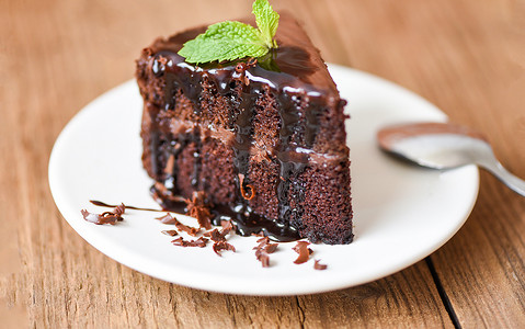 桌上供应的蛋糕巧克力酱美味甜点 — cak