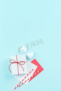 情人节、母亲节艺术设计概念促销 — 红色、白色包装礼盒，隔离在柔和的浅蓝色背景、平躺、顶视图上。