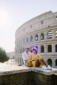 年轻夫妇中年在意大利罗马城市旅行，意大利欧洲，意大利罗马斗兽场体育馆建筑