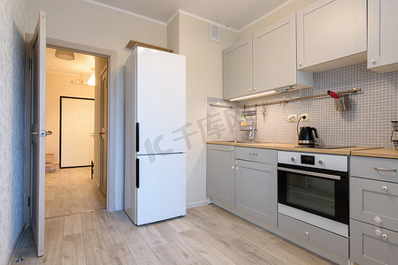 公寓内一间舒适的小厨房的内部，通往厨房的内门是开着的