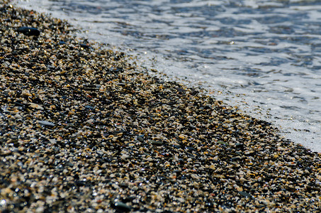 被海浪冲刷的卵石海滩，形成海岸的小而各种各样的石头
