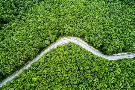 n摄影照片_穿过森林的省道鸟瞰图 ιn Ch