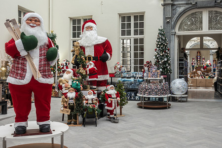 比利时安特卫普圣诞商店的圣诞老人展示。
