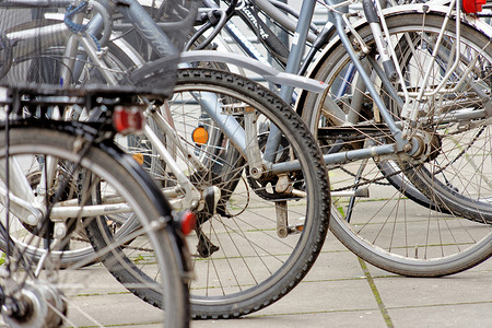 下萨克森州摄影照片_不伦瑞克，下萨克森州，德国，2018 年 1 月 27 日：自行车停在不伦瑞克市中心的一个大自行车架上，社论