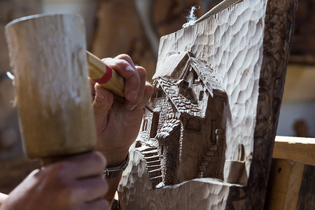 雕刻家摄影照片_雕刻家的手正在加工木头
