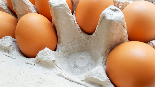 蛋盒中生鸡蛋的特写视图