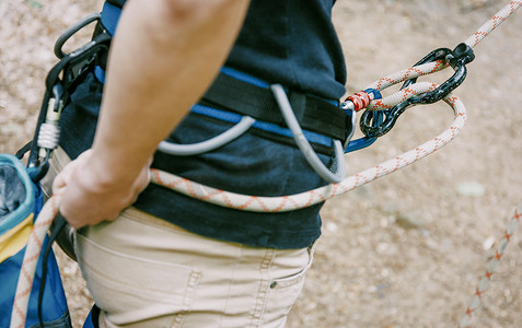 登山者用绳索和八字形户外进行保护。