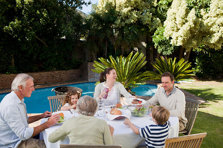 一家人吃饭摄影照片_一家人在花园里吃饭