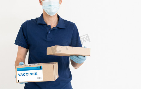 快递员运送疫苗医疗箱收到专业运送冠状病毒、Covid 19病毒、疫苗的包裹