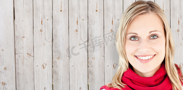 一位戴着红围巾的美女对着镜头微笑的肖像合成图像