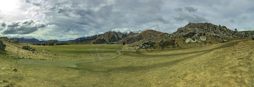 城堡山山和土地的广角全景景观