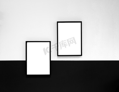 踏青卡通海报摄影照片_两张空白海报，画布，挂在黑白墙上的框架，室内设计现代模拟框架复制空间，