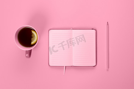 茶杯和精美的笔记本，上面的桌子上有空或空白页，规划和设计概念