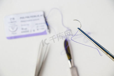 外科手术设备，手术刀、刀、针和缝合线。